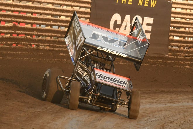 Kyle Larson had no trouble winning his second Knoxville Nationals Saturday night.
