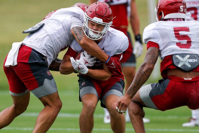 Jakeb Snyder (35) runs drills during OU football practice in Norman, Okla., on Monday, Aug. 14, 2023.