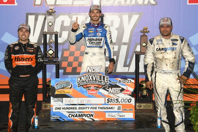 Kyle Larson (middle) celebrates with runner-up David Gravel (left) and third-place finisher Donny Schatz (right) at the 2023 Knoxville Nationals.